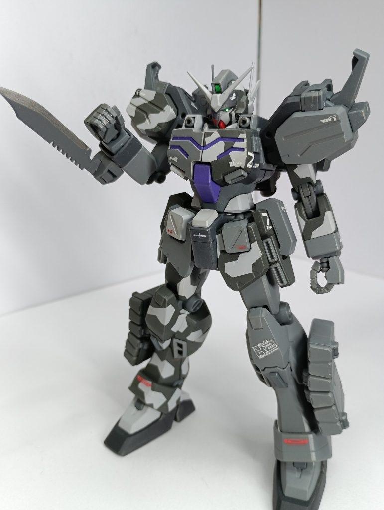 パージ状態。EW版ではオミットされたアーミーナイフを装備。これで全弾撃ち尽くしても玉砕覚悟で暴れられますW(zaku-kao2)