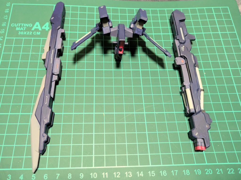 中央にハイメガキャノンの様なパーツに左右のギガンティックアームで構成されています。