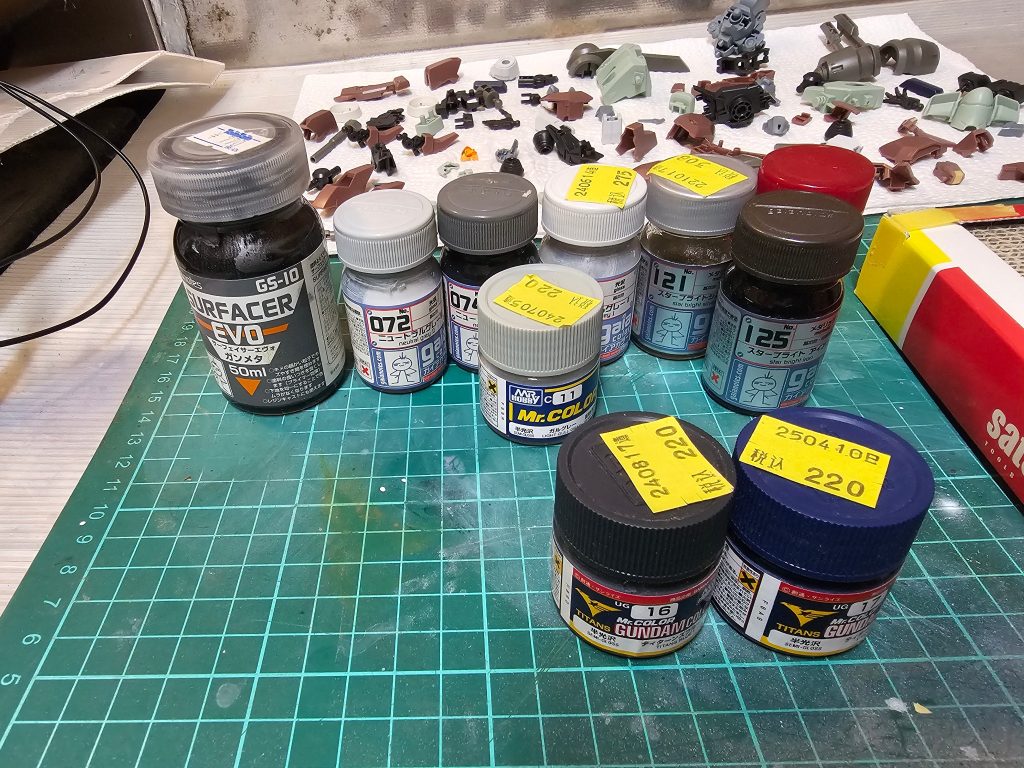 色決め。相変わらずロービジライクなのでメインはガルグレーになりました。シュライクを名乗るなら茶褐色系統にしても良かったかもしれません