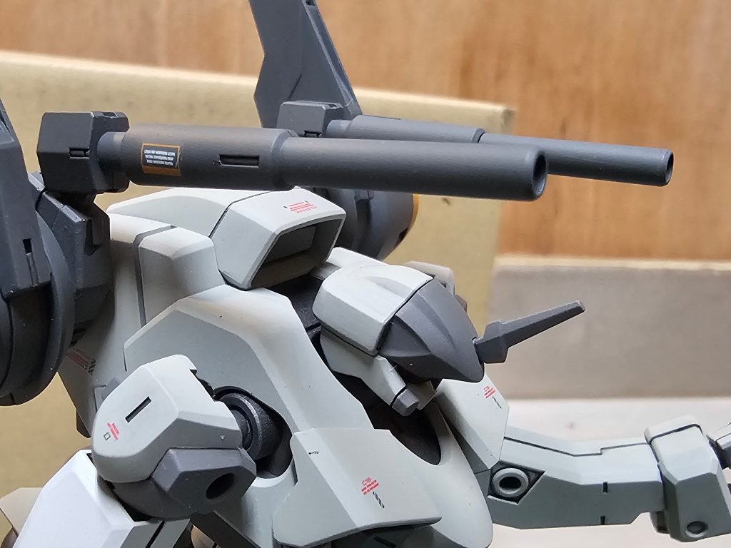 武装1:背部ビームキャノンx2固定兵装。可動域が広く高速戦闘に於いても邪魔にならず、両手を塞がない。ジェネレーター直結で細やかな出力調整が効く。