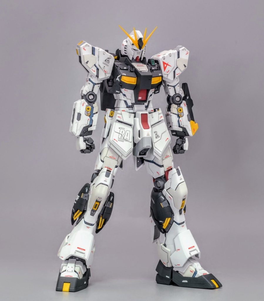 フロントアーマーは形状を変更、脛部分も装甲を追加して力強いシルエットに