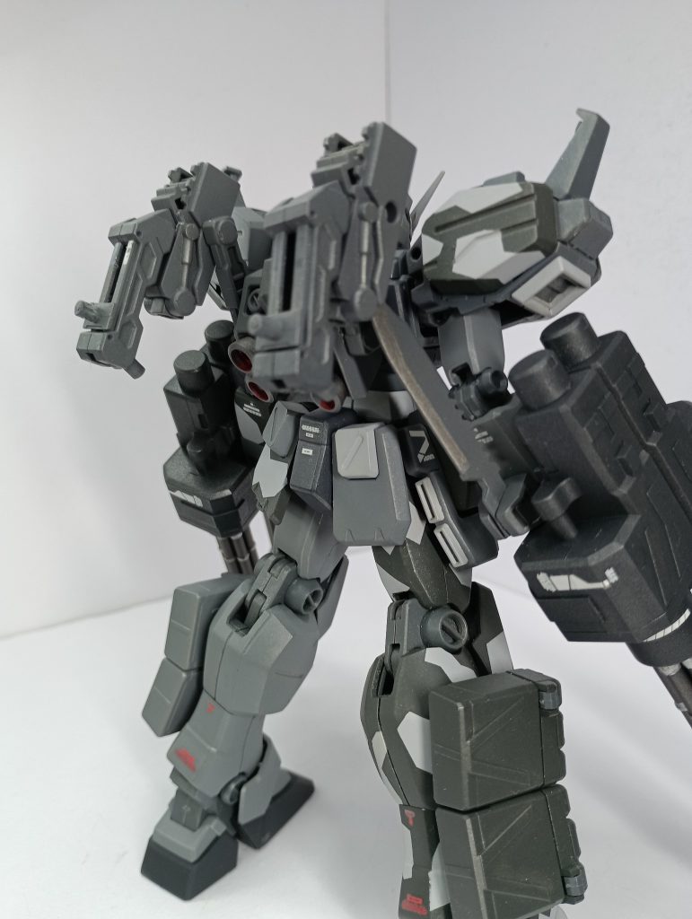 バックパックのマウントアームをブキヤのパーツを組み合わせて作成。