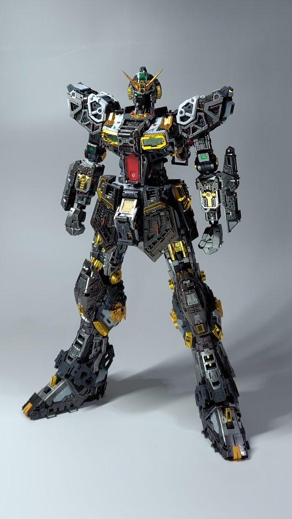 まだ内部フレームだった頃のνガンダム。フレーム色のパーツはグレーと白を除いてメタリックにしました。特にブラウンメタリックがお気に入り。フレームに使われている白パーツは、取説のカラーレシピだと外装よりも白くなってしまうので、だいぶブルーグレー味を足して落ち着いた感じにしています。メタリック色は光が当たったところと、そうでないところのコントラストが強いので、モジュレーション塗装で明暗をつけるとクドい感じになりそうなのでベタ塗りです。