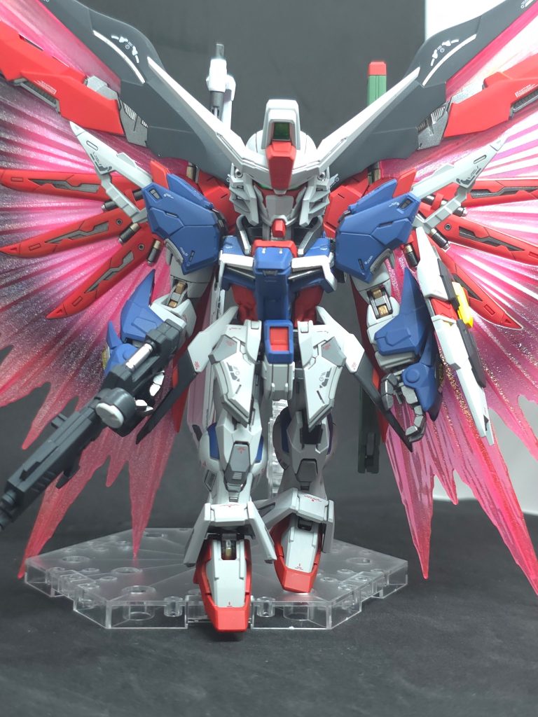 光の翼はクリアホワイトとクリアパープル塗装後に、ガンダムマーカーエアブラシシステムを使ってトランザムホロレッドを吹き付けてますエアブラシシステム初めて使ったんですが、すごく便利ですね…！今後も使っていきたいと思います