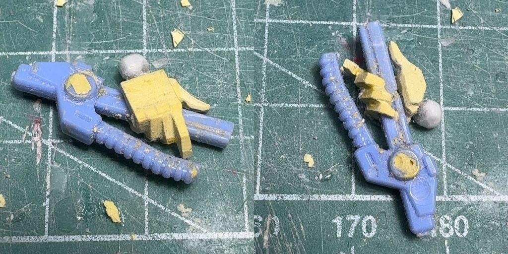 右手の対艦刀用の持ち手はポリパテでスクラッチ。持つ角度が前腕と垂直だと格好がつかないため、そうならないように斜めに持てるようにしました。