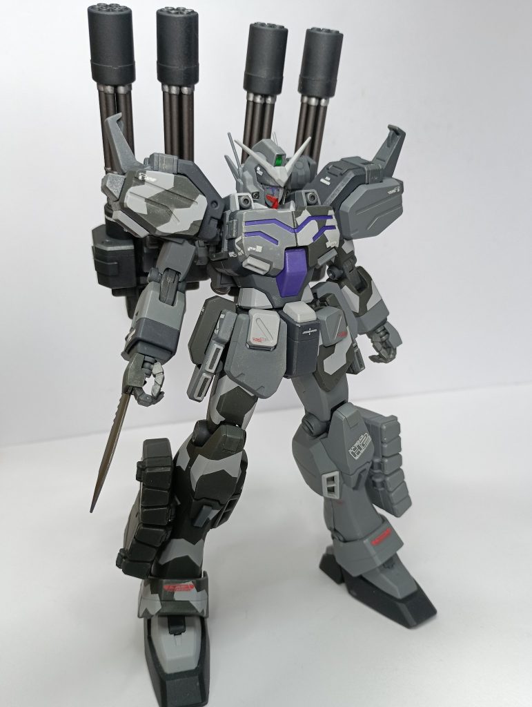 ガトリングマウント時。ちなみに色はグレイグリーン、ニュートラルグレー、パープルで、ピエロの衣装のように左右非対称で塗ってみました。
