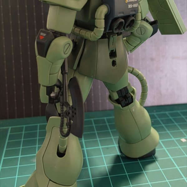 &nbsp;今製作してるグフの筋彫､デカール､つや消しの練習をするためにイジった､随伴機にするつもりのザクII（3枚目）