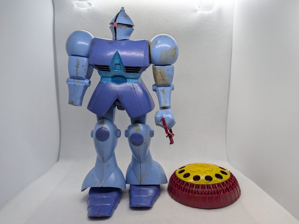 もう1体。こちらもジャンク品をレストアベースにして再生中の旧キットの1/100のギャンです。頭部のアンテナが破損して破損先が欠損…。サーベルと右腕のハンドパーツが欠損しています。シールドは装着出来るのですが、実は左腕が破損しており補修はしましたが負荷が掛かるので基本は外しておこうかと…。接着跡を中心に変色してますので最終的には削り落とそうと思っています…。
