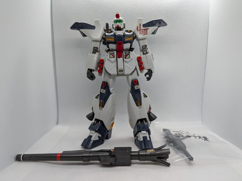 旧キットの1/100のハーディガンです。頭部サイドのアンテナとビームサーベルのグリップとシールドが欠損しています…。