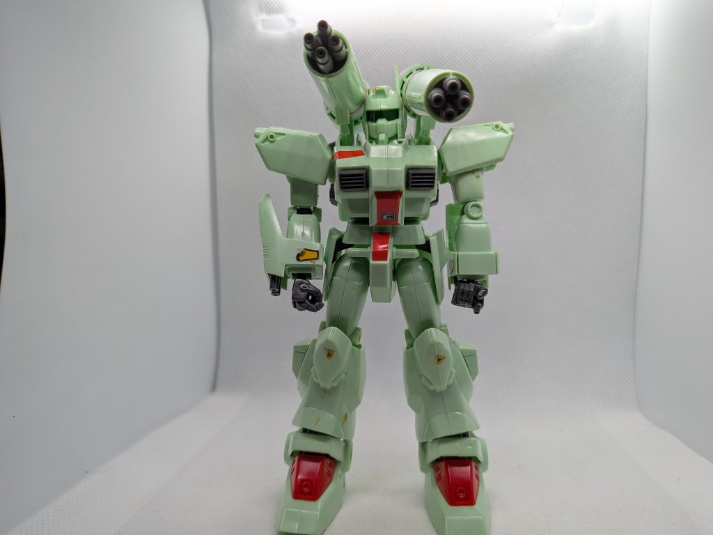 旧キットの1/100のGキャノンです。頭部のアンテナが片方破損し破損先が欠損しています…。それと前面腰アーマーが欠損…。
