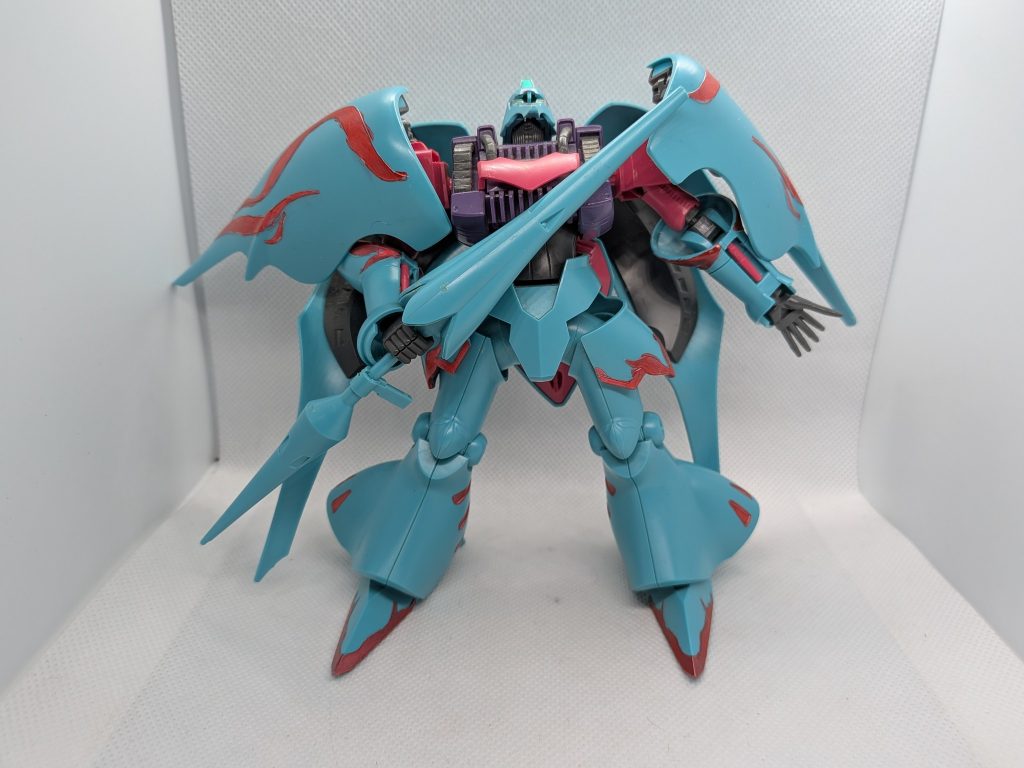 HGのキュベレイパピヨンです。頭部のバイザーが欠損しており武器のランスの先端が破損し破損先が欠損しています…。それとどちらか忘れましたが脚の付け根が片方破損しており補修しています…。