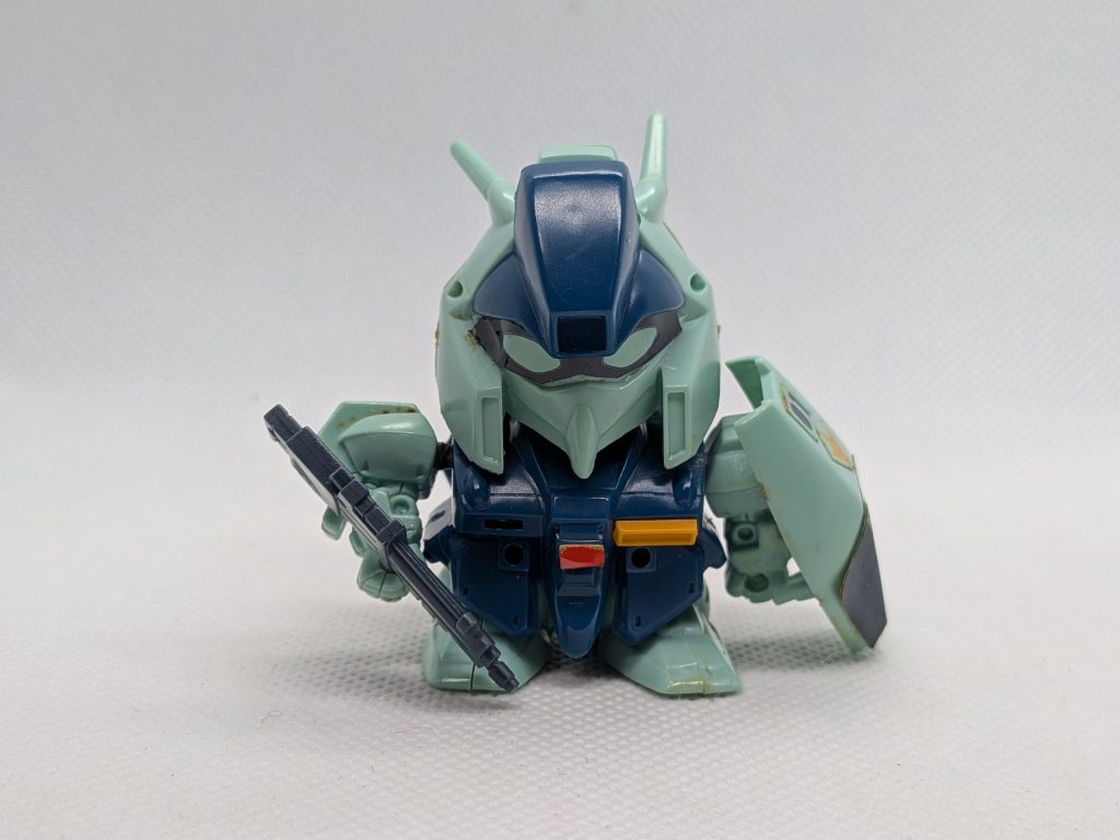 こちらはジャンク品をレストアベースにして再生中のBB戦士のリガズィです。BB戦士初期のキットですがBWSが欠損しており武器はビームライフルのみで他は欠損しています…。この頃ってスプリングで弾が飛び出すギミックが有るんですよね。このキットは弾がBWSそのものらしいです。それと右胸のパーツが欠損…。