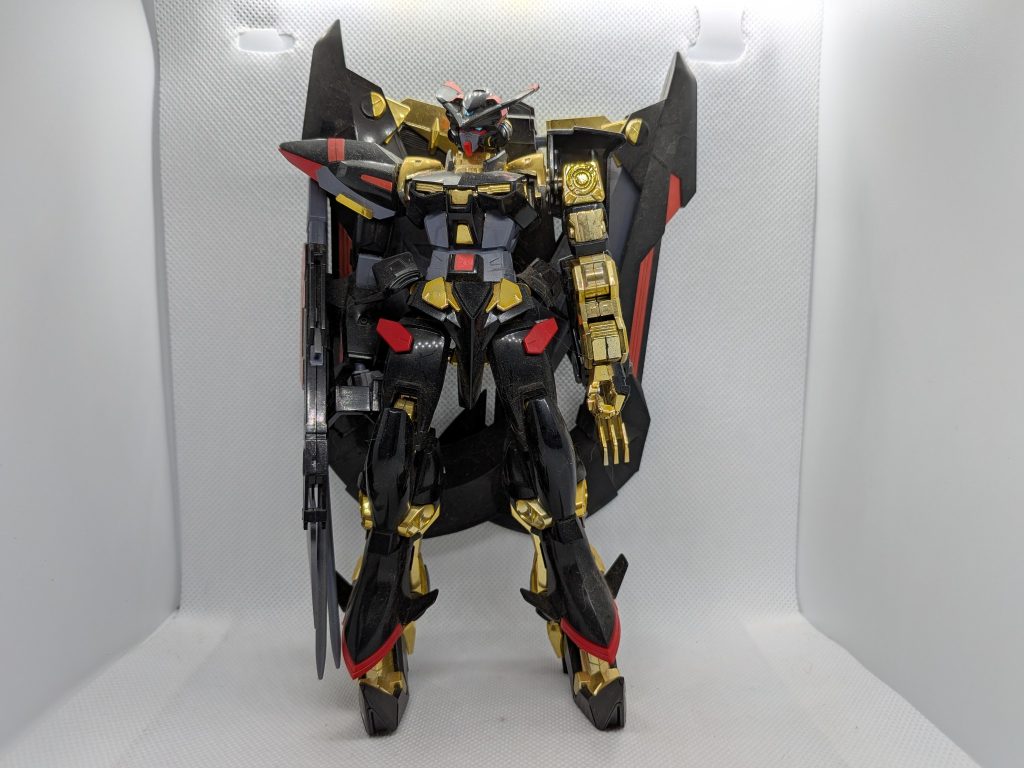 こちらはジャンク品をレストアベースにして再生中の旧キットの1/100アストレイゴールドフレーム天(ミナ)です。左肩のパーツとトリケロス改のランサーダートが1本と両腰にマウントするトツカノツルギが2本欠損しています…。