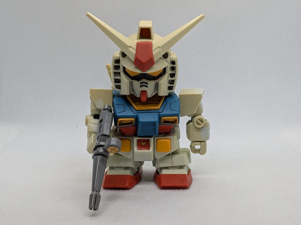 こちらはジャンク品をレストアベースにして再生中のBB戦士のガンダムです。装備類はビームライフルしか有りません…。あとコアブースターが欠損しています…。