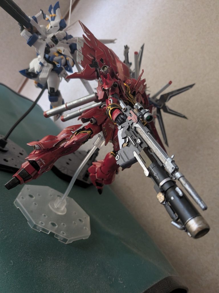 HGシナンジュはプロポーション最高!!箱絵がちとダサいのが玉に瑕ですが…満足度の高い機体ビームライフルにセットしたロケットバズーカの方が高いかも…(＠_＠;)