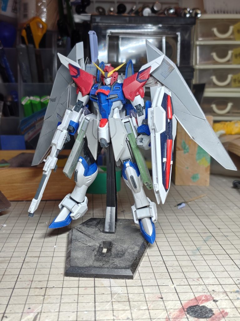 プラ板等で形状変更進めたところ。大きく形変えたところは分かりやすいかと。