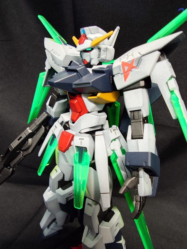 HG AGE-FXを全塗装で製作しました。AGEのそれぞれの機体が1st→Z→ZZ→νをオマージュしてるので、FXをνガンダムカラーで製作してみました。『サイコフレームの導きでアムロはAGEの世界へ迷い込んでいた!?』そんな妄想を感じて頂ければ幸いです(gundam-kao5)