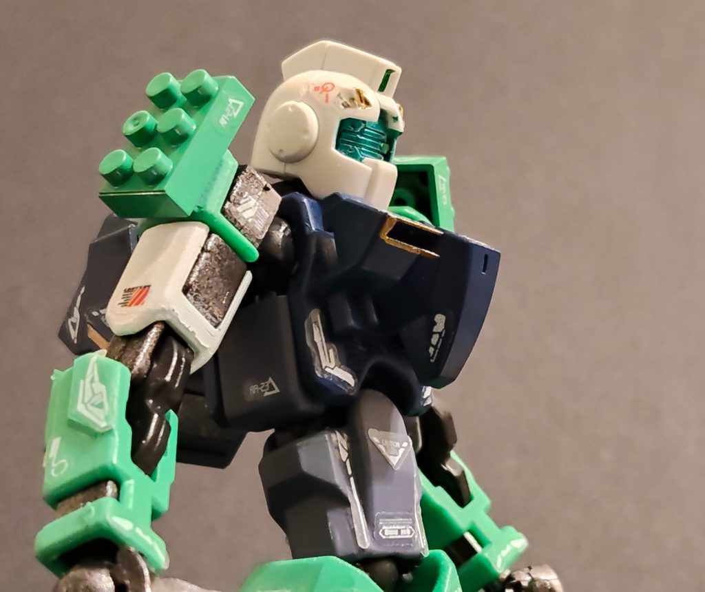 14.&nbsp;&nbsp;&nbsp;&nbsp;けれどプロポーションがかなりガンプラと違うので、ガワを着せるのは難しく、頭だけすげかえました。ひょろすぎて弱々しい体系と、やられ顔のジムヘッドがいい感じにマッチしたように思います。ささやかな抵抗でプチブロックを簡易ショルダーアーマーにしました。旧ザクのようなタックルぐらいはできると思われます。