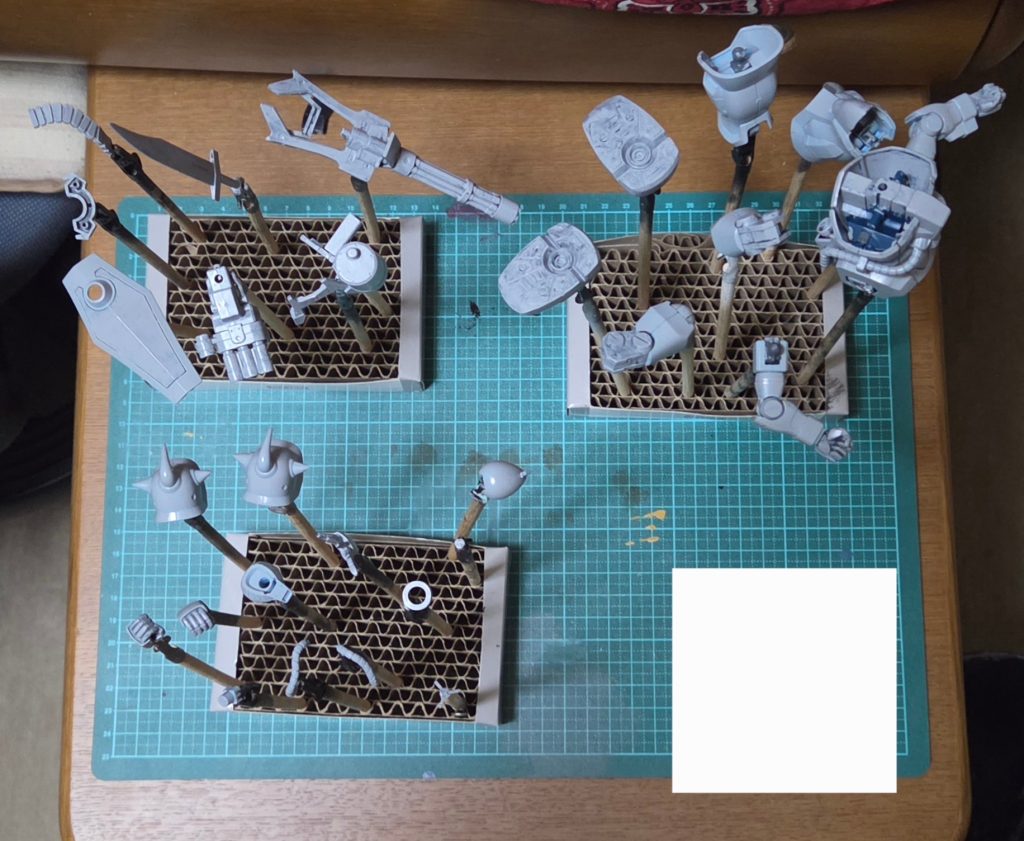 サフの様子。今回は瓶入り水性サフを筆塗りで試しました。グレー以外に黒も買ってるので混ぜてもうちょい暗めのサフを作って塗っても良かったかな…