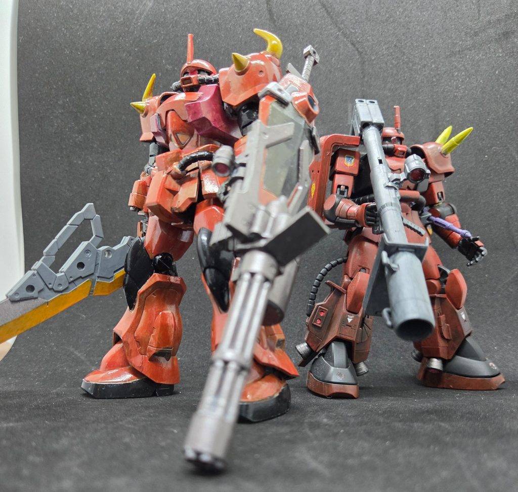 おまけその2。以前ミキシングで作った高機動型ザクとツーショット。前回と同じくデカール貼りたかったけど色々あって(後述)結局塗装と簡易なスミ入れでの仕上げになりました。