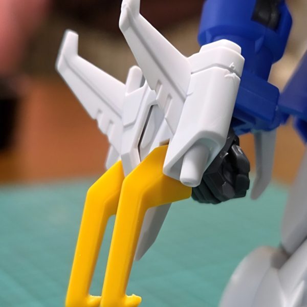 昨日購入したHGACナタクもといシェンロンガンダムの作成に入りました。本日は仮組みをば。ナタクは久しぶりに作りましたが武器含めスッキリしてるので作りやすいですね。写真は組み立て後ハンドパーツを積んであるビルドハンズに変えてドラゴンハングで1枚試し撮りを。元のキットにも余剰含めハンドパーツが充実してるし変えなくてもいけるかな…？今週内に出来ればアンテナフラッグ切除＆各部鋭利化＋ジャンクパーツから追加装備作成→全体決まり次第ヤスリがけまで終わらせたいなど。塗装は室内筆塗りとはいえお天気との勝負ゆえ…（2枚目）