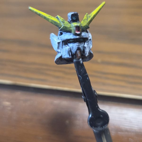昨日購入したHGACナタクもといシェンロンガンダムの作成に入りました。本日は仮組みをば。ナタクは久しぶりに作りましたが武器含めスッキリしてるので作りやすいですね。写真は組み立て後ハンドパーツを積んであるビルドハンズに変えてドラゴンハングで1枚試し撮りを。元のキットにも余剰含めハンドパーツが充実してるし変えなくてもいけるかな…？今週内に出来ればアンテナフラッグ切除＆各部鋭利化＋ジャンクパーツから追加装備作成→全体決まり次第ヤスリがけまで終わらせたいなど。塗装は室内筆塗りとはいえお天気との勝負ゆえ…（5枚目）