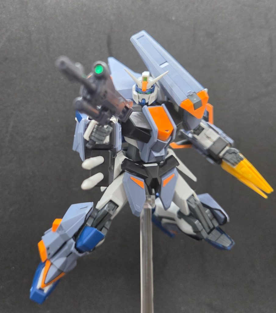 てことでここからはデュエルブリッツとしてのお写真をば。ライフルで射撃風。自分はネタバレを踏みたくないのでSEEDFREEDOMを公開日の1回目に見に行ったんですが、まさか後半にイザークとディアッカの乗機としてかつての愛機達であるデュエルとバスターが改良されて出て来るとは思わず声が出そうになりました…多分1番嬉しかったのこれだったかもしれない