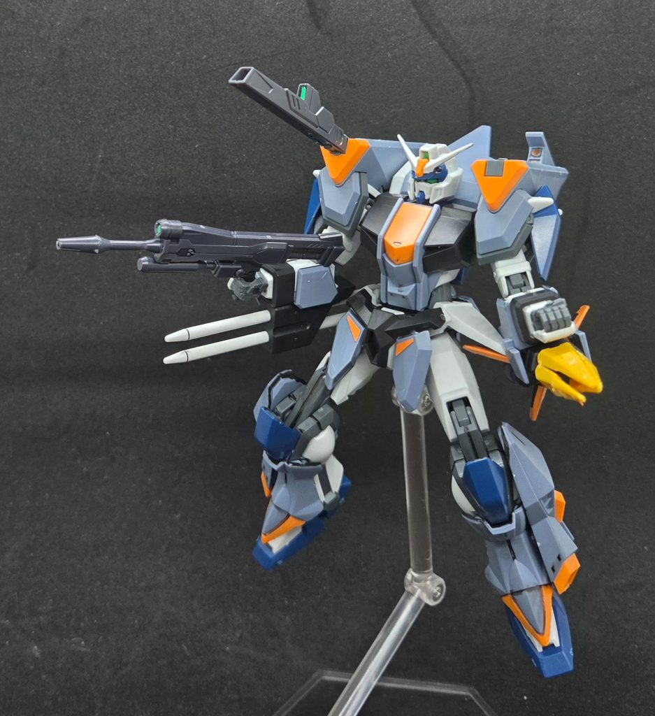 右肩のビームキャノン＋左肩のミサイル(リアルタッチマーカーのオレンジで弾頭部塗装)展開でSEED時代の如く全弾発射風に。今回のアサルトシュラウド、SEED時代のから色は変わらず見た目を変えつつも右肩にキャノン、左肩にミサイルの組み合わせは変わってないのが好きだったり。