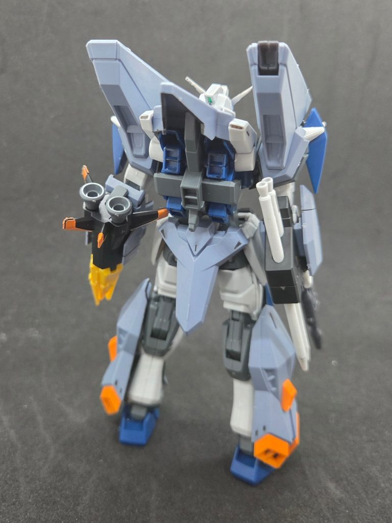 バックショットで一枚。ほんとなら塗装して作りたかったんですが…ここ最近雨模様＋積みの消化っていう目的もあるため、今回は素組みにリアルタッチマーカーでスミ入れ＋パーツの裏の縁を塗るだけの簡単仕上げにて完成させました。(本体作成に1日、アサルトシュラウド作成＋全体スミ入れ作業に1日)