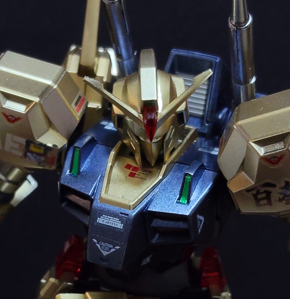 15.&nbsp;&nbsp;&nbsp;&nbsp;MG百式ver2の品のあるマットなゴールドに憧れて、ガンマカエアブラシでホワイトゴールドを吹き、背部バインダーなどのゴールドは一部アクセントに普通のガンマカゴールドも使ってリズムをつけてます。