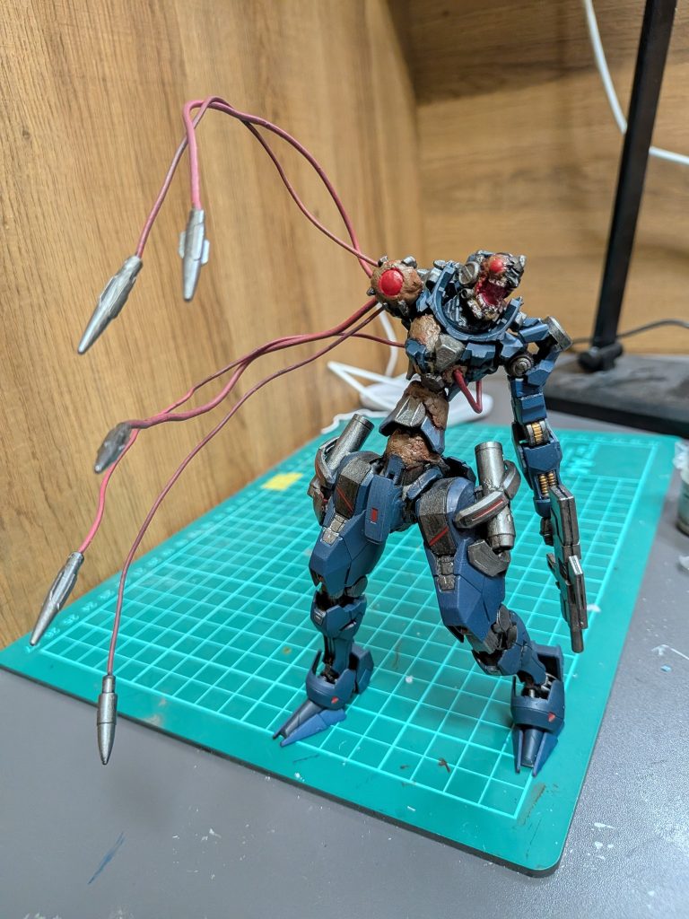 その３黒サフを吹いて塗装m(_ _)m今回は、シタデルカラーを使用して塗装しました肉部分は茶色系を使用し、その後から水で薄めた血糊に使うカラーをウォッシングの用に、肉部分に塗り拭き取り肉々しさを出しボディカラーはケルビムやスローンと同じ様な青を調色しました。触手はピンク色を調色して生物感を出していき血糊を追加しました&nbsp;
