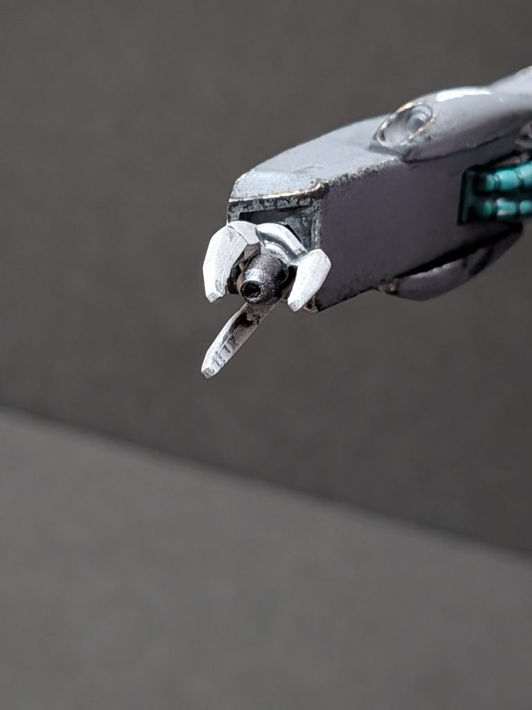 掌のメガ粒子砲はwaveのZ・バーニア[2]のFパーツを使いガンメタル塗装し裏面には1.5mmの穴が最初から空いておりこれを利用して1.5mmの真鍮線刺して掌をピンバイスで開口しそのまま装着。