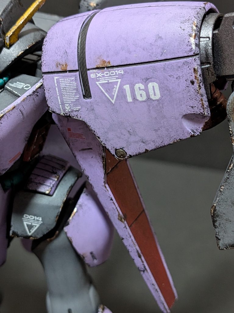 肩アーマーは段落ち処理化し◯モールドをピンバイスで開口しハイキューパーツの2.5mmを両方接着。