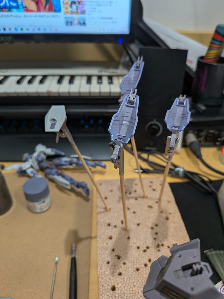 部分塗装は水性ホビーカラーにて行いました。ガンダムルブリスグレー+シャインレッド少量で成型色に近い色を再現しています。