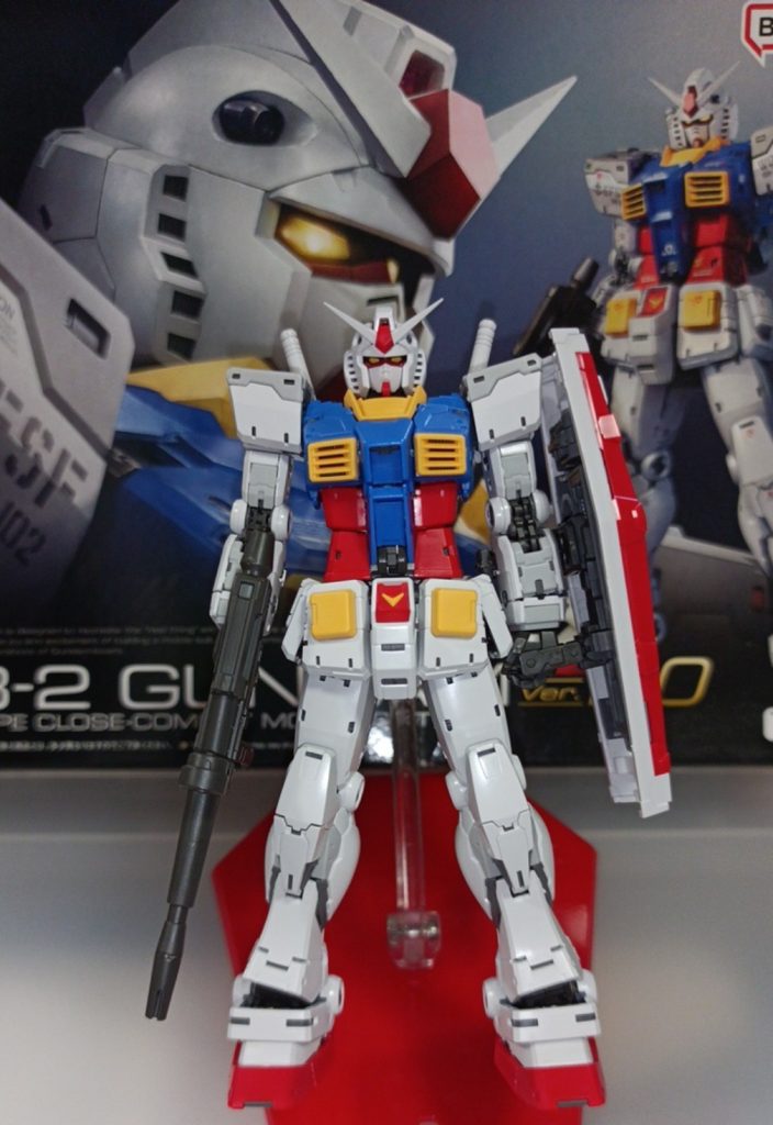 RGなだけあって造形がめっちゃ良い(zaku-kao8)装甲の穴やバランスのアレンジは嫌いじゃないけど穴が多すぎてちょっと気になるかな(gandam2)