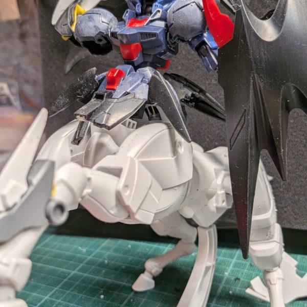 GUNSTA始めてみましたよく使い方わかってませんHGマスターガンダム＆風雲再起と旧HGのデスサイズヘルをミキシングしていきますマスターガンダム単体でも合体ケンタウロスVer.でもいけるようにしたい仮面も付けて一旦仮面は外して風雲再起と2ショット乗ってみたり背中のバインダーみたいのにはデカ目のバーニア付けまくりますあとは合体させて完成です（2枚目）