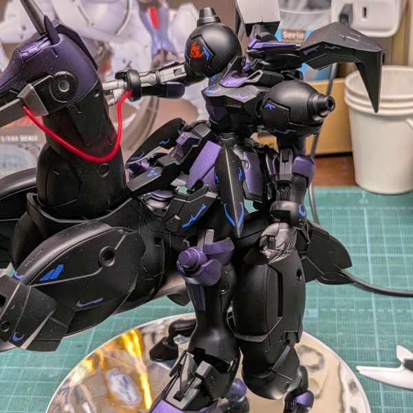 GUNSTA始めてみましたよく使い方わかってませんHGマスターガンダム＆風雲再起と旧HGのデスサイズヘルをミキシングしていきますマスターガンダム単体でも合体ケンタウロスVer.でもいけるようにしたい仮面も付けて一旦仮面は外して風雲再起と2ショット乗ってみたり背中のバインダーみたいのにはデカ目のバーニア付けまくりますあとは合体させて完成です（6枚目）