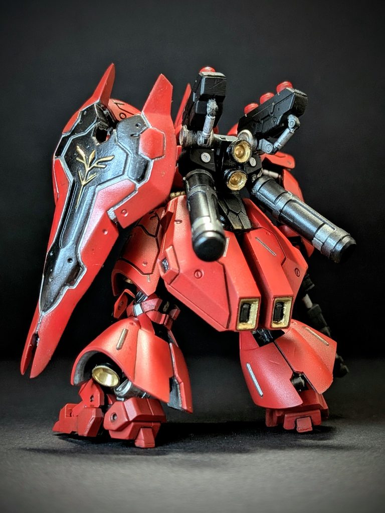盾の縁取りをメタリックグレイで塗装。ゴールドでもよかったかなー