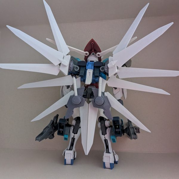 以前完成したガンダム・アステリズムに、新規アーマーとライフルなどを追加します。頭部アーマー裏などに、ファンネルミサイルのようなものをつける予定です。（3枚目）