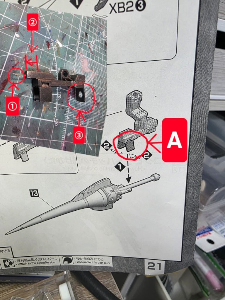 ヒートランスの保持がキット(A)どうりだととても無理なので、①ゼムクリップを3cmほど切ってヒートランス側にもピンバイスで穴開けて保持力増強②そのままだと横からクリップが見えちゃうのでプラ角棒で延長③柄の方にも保持用の受けをプラ板で作成これでヒートランスを完全に固定する事が出来ました。