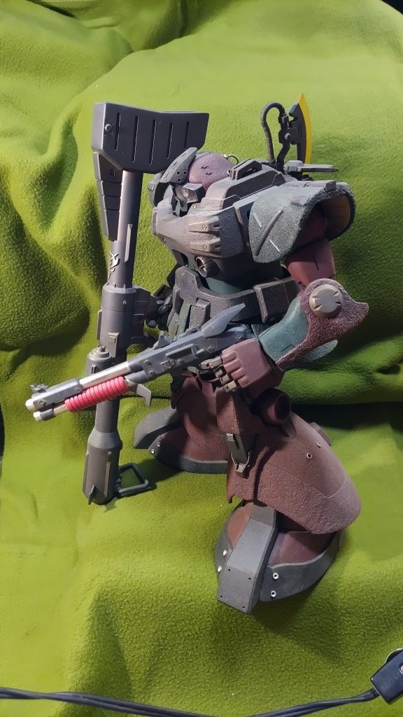 ジャイアントバズーカにオリジナル武装ショットガンを装備ザクII同様 頭部に4門のバルカン砲を装備