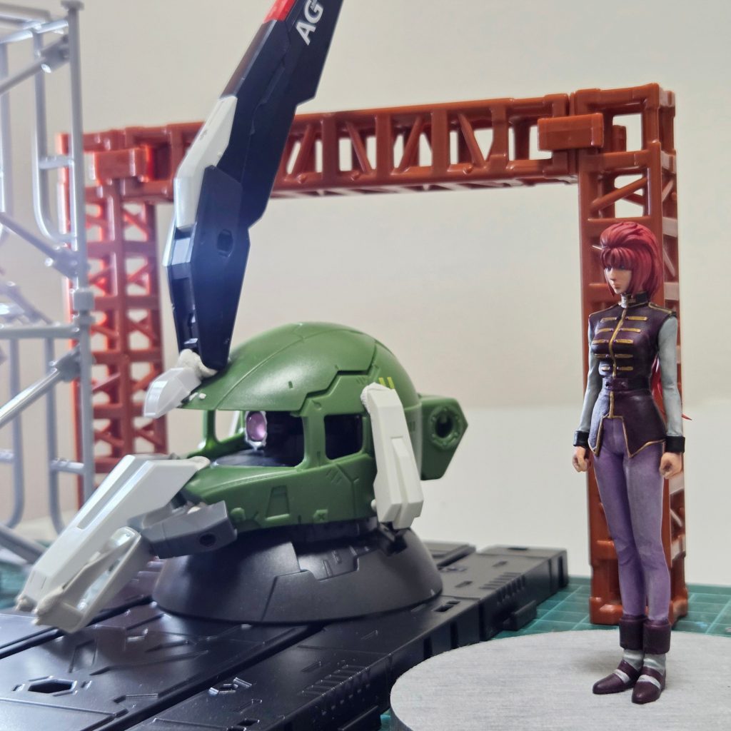 クシャトリアってザクよりも小顔なんですよね。てことで、ひっつき虫でザクヘッドとジャンクパーツを合体！なんちゃってクシャトリアの頭に。100均で買ってきた小道具と組み合わせてみました。