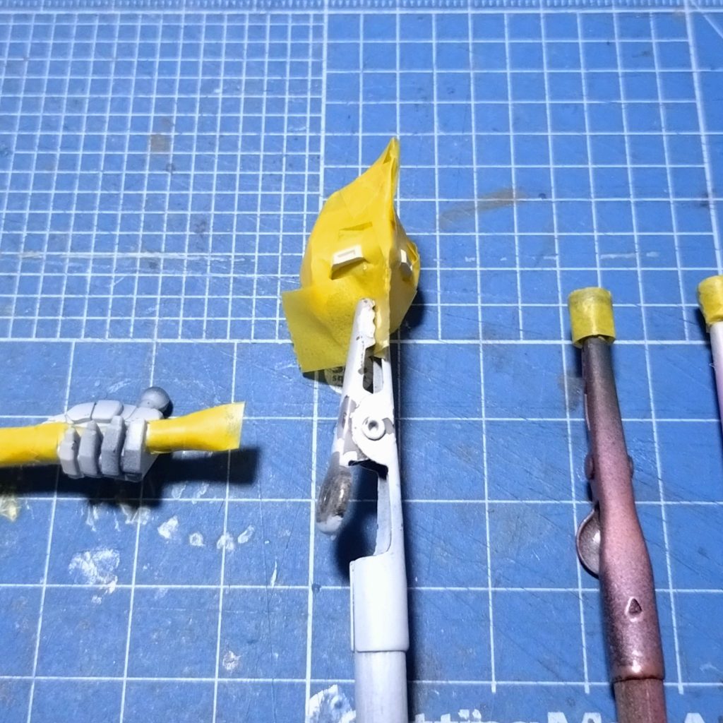 制作はいつも通りヒケ取りのみ、グリーンには枯草色、白にも少量入れています。関節がファントムグレーを使用。シールドは濃緑色で纏めました。今回はサーベル持ち手とアゴのダクトをマスキングして塗分け実施。