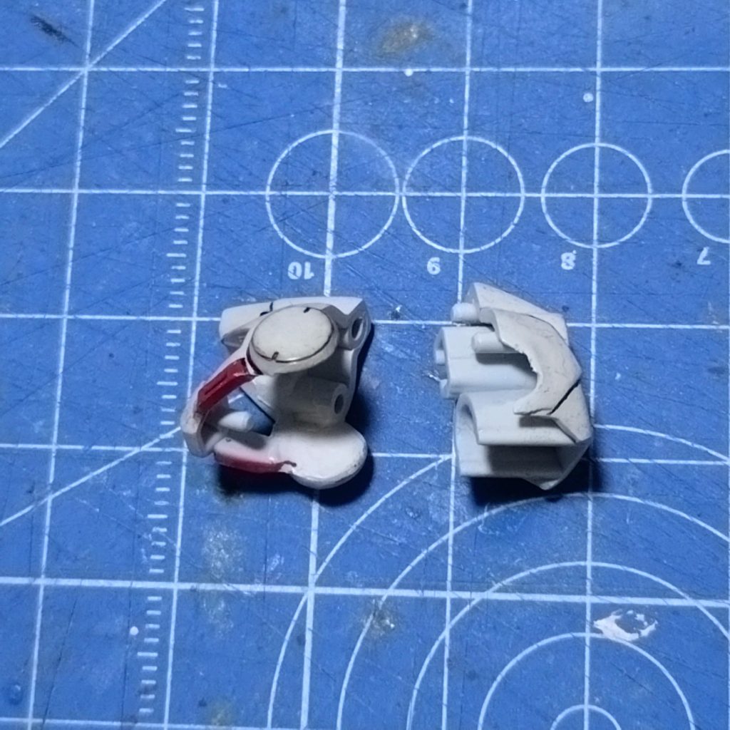 耳の所の丸いパーツを後頭部側から切り取って前側で接着して成型して後ハメ可能にしました。