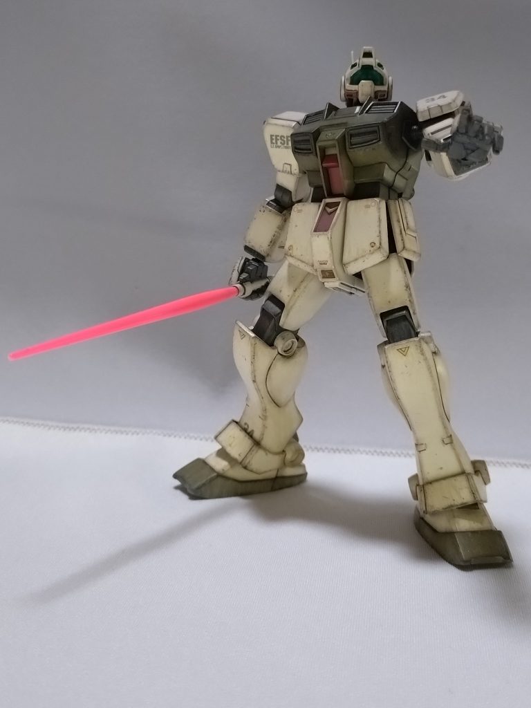 小さめのデカールを少量貼り付けました。あとは雪解けで泥汚れした感じに足回りを汚しています。