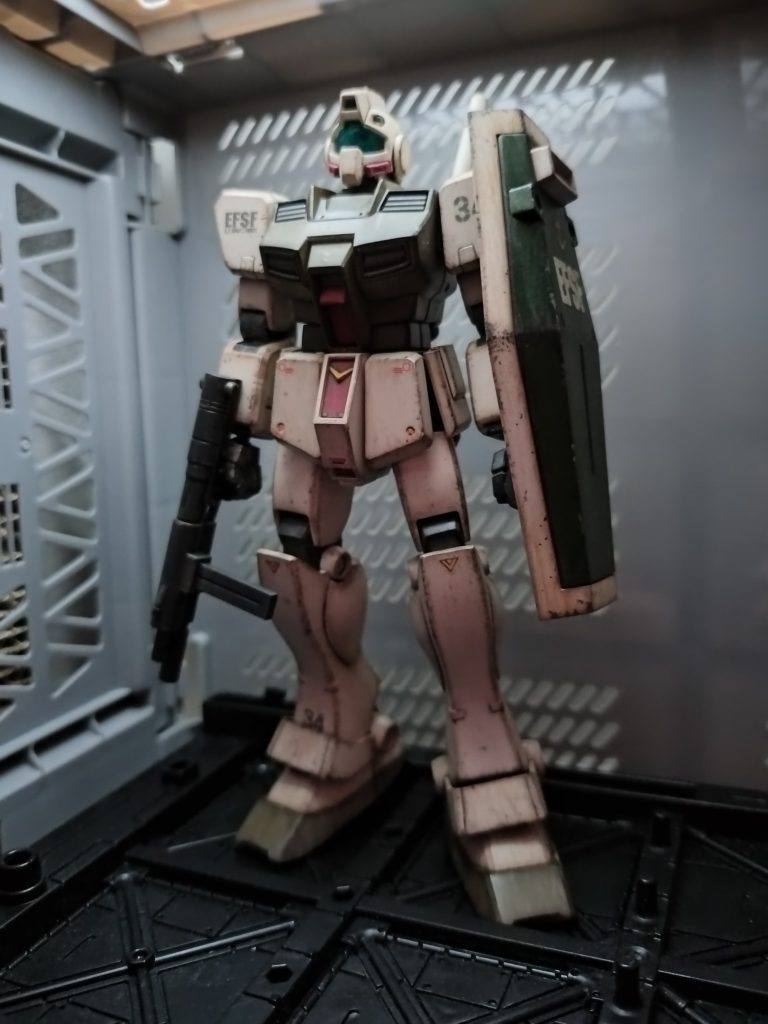 100均のプラモ用の基地内部パーツとカゴ？のガラがコンテナ内部のようなので買ってきました。