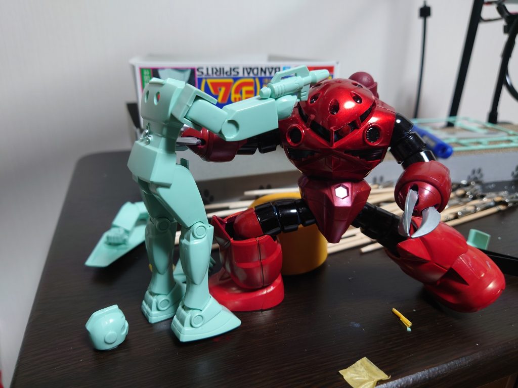 HGズゴックは初めて作ったガンプラで、ガンダムマーカーで塗装していました。旧キットのジムが手に入ったので、ジオラマ化しようと思い立ち、色を全て落として塗り直しています
