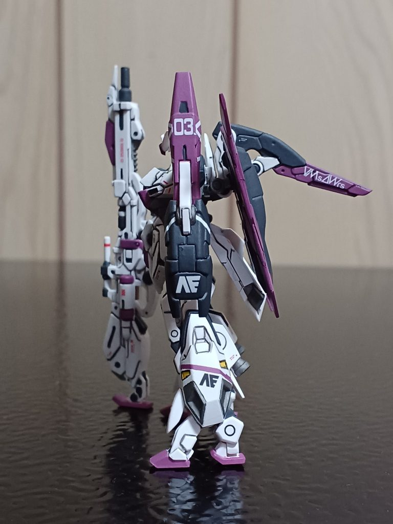 左サイド。シールドの塗り分けが大変でしたね(gundam-kao5)ホワイトのラインは、ラインデカールを切り分けてから張り付けてます。