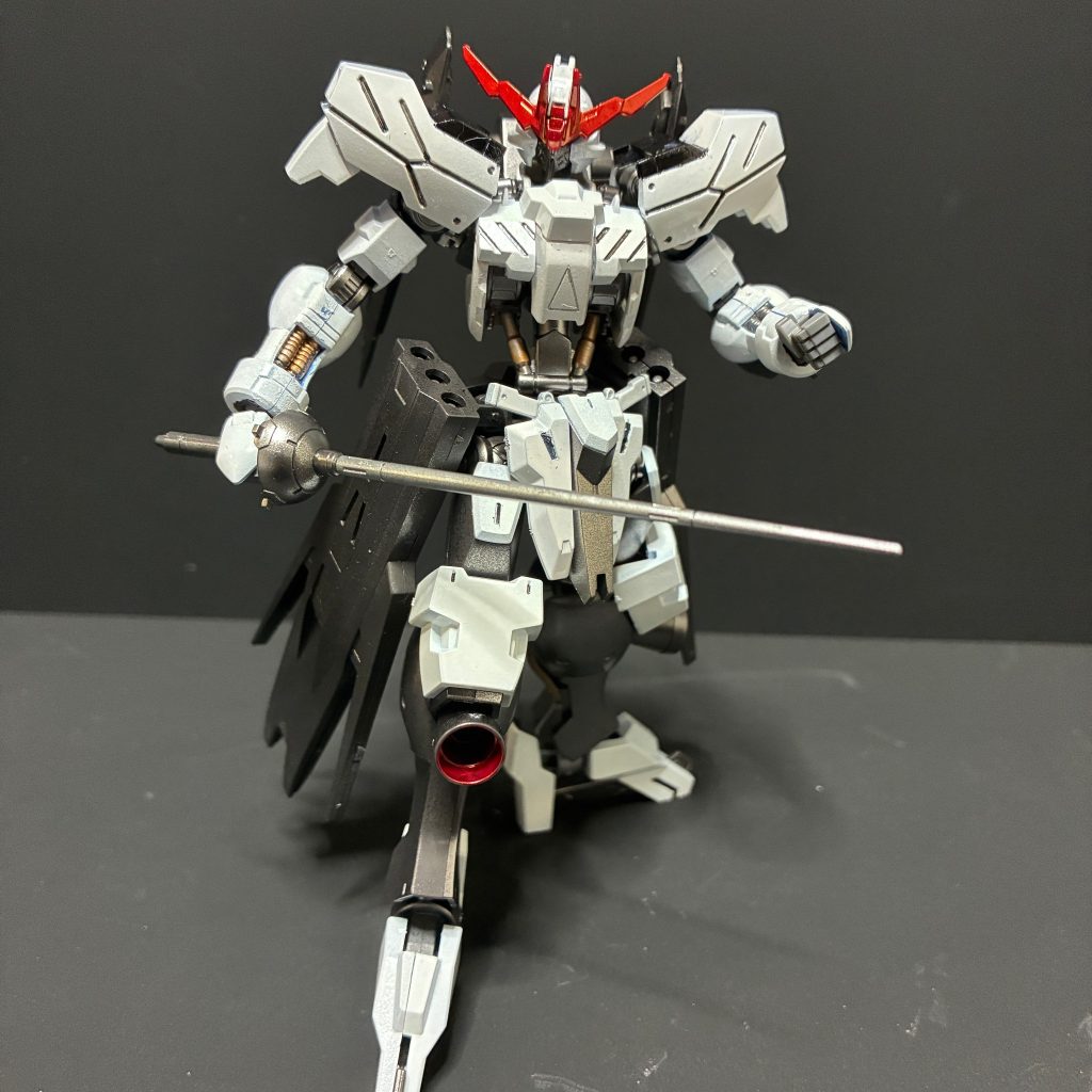 ガンダムマーカーで全塗装したのでなかなか上手くいかないところもありましたが、個人的には良い感じです✌バーニア内部はメタリックレッドで塗装しました。