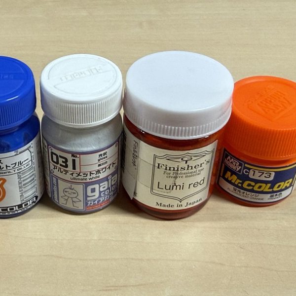 シャドウ入れて赤色塗装は初めてやりましたシャドウは全てバイオレットグレーですシャドウの強調を最小に塗装したいが赤塗装は難しく満足の出来にはならなかったです、今後の課題となりました。結局5層塗りでルミレッド+白少量+蛍光オレンジ微量の調色で最終塗装です、ただ塗料はめちゃめちゃ薄めているので塗膜厚くはないです。いつも基本サーフェイサーは必要ある時以外は塗ってませんから塗膜はいつも薄いです青は3層で上手くまとめれました、シャドウ→アイスコバルトブルー→アイスコバルトブルー+白微量まだらな塗装?って感じ今度ガンプラにも試してみたいです (2枚目)